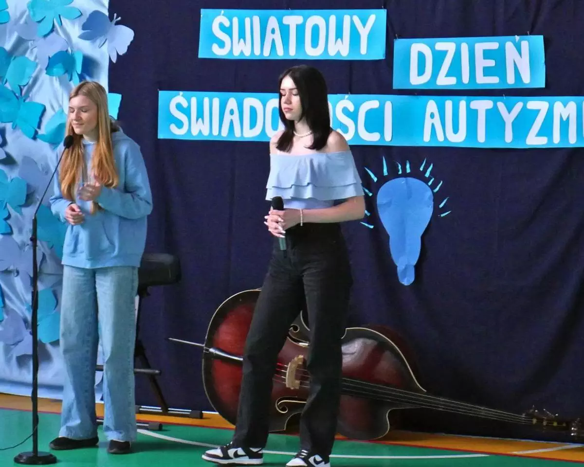 Wczoraj w Zespole Szkół nr 2 Specjalnych im. Marii Grzegorzewskiej w Mikołowie zorganizowano muzyczne wydarzenie, mające na celu uświadomienie społeczeństwu czym jest autyzm oraz zapewnienie wspólnej zabawy / fot. Aktualności Powiatu Mikołowskiego