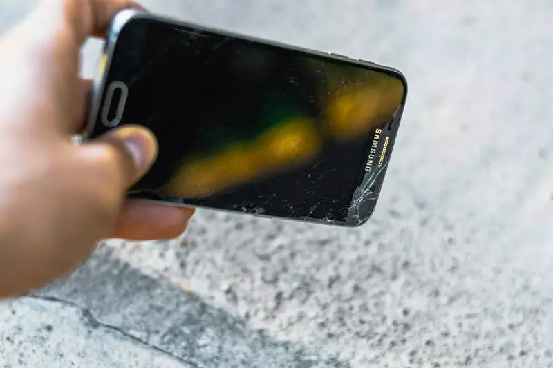 Zniszczony ekran w Samsungu – co robić?