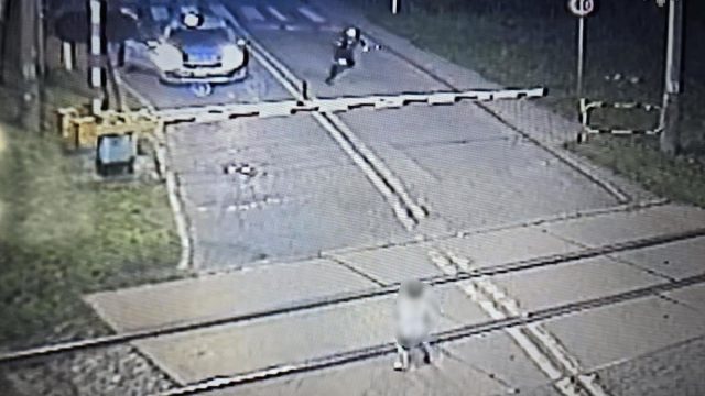 Sekundy od tragedii! Policjanci uratowali 6-latka przed nadjeżdżającym pociągiem [FILM]