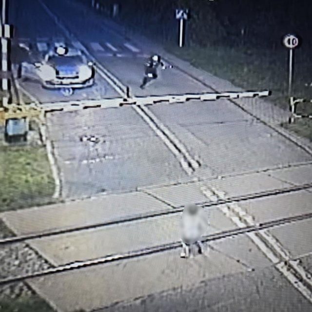 Sekundy od tragedii! Policjanci uratowali 6-latka przed nadjeżdżającym pociągiem [FILM]