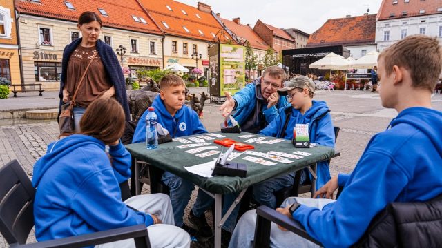 Brydż sportowy na rynku w Mikołowie. O’Rety Team pokazało się w akcji! [FOTO]