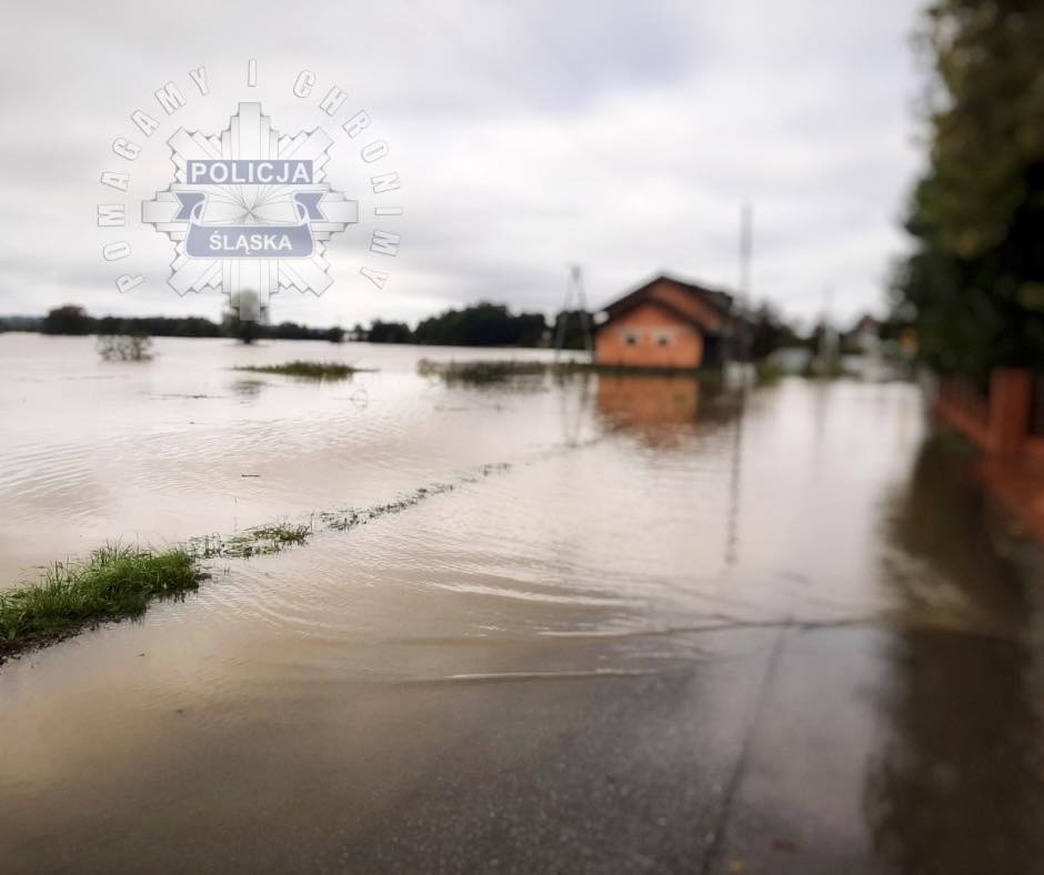 Niebezpieczne wycieczki w strefach powodziowych – policja ostrzega przed skutkami