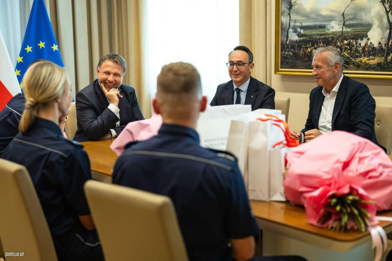 Bohaterowie z Mikołowa – MSWiA i KGP dziękują policjantom za uratowanie życia dziecka - fotoreportaż