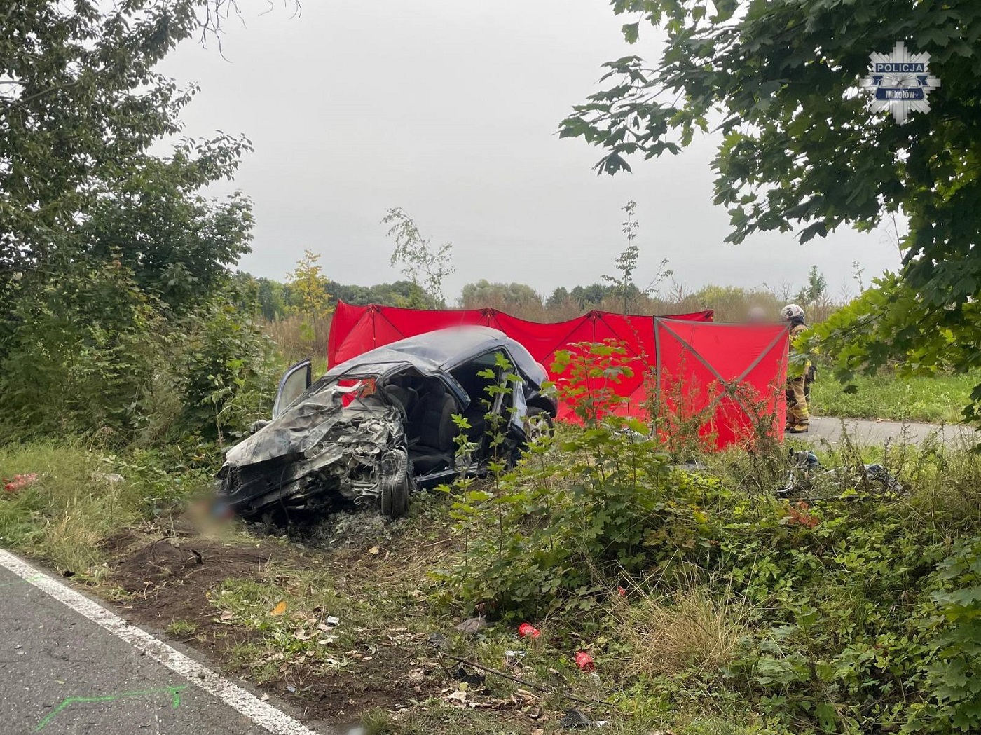 Śmiertelny wypadek w Mikołowie – Renault Clio uderzyło w drzewo i stanęło w ogniu