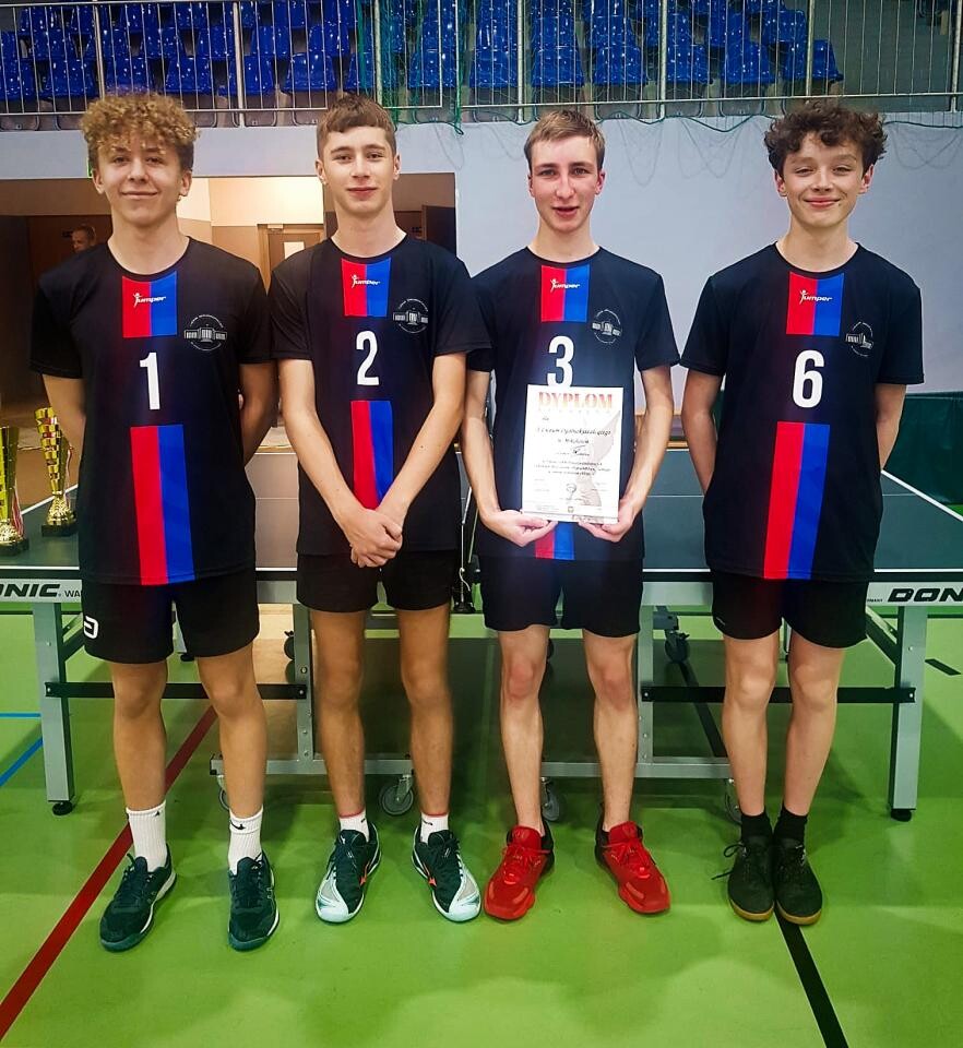 Reprezentanci mikołowskiej „Miarki” nie tylko pokazali wysoki poziom sportowy, ale także udowodnili, że sport to nie tylko rywalizacja, ale również postawa fair play i dobra zabawa / fot. I LO w Mikołowie