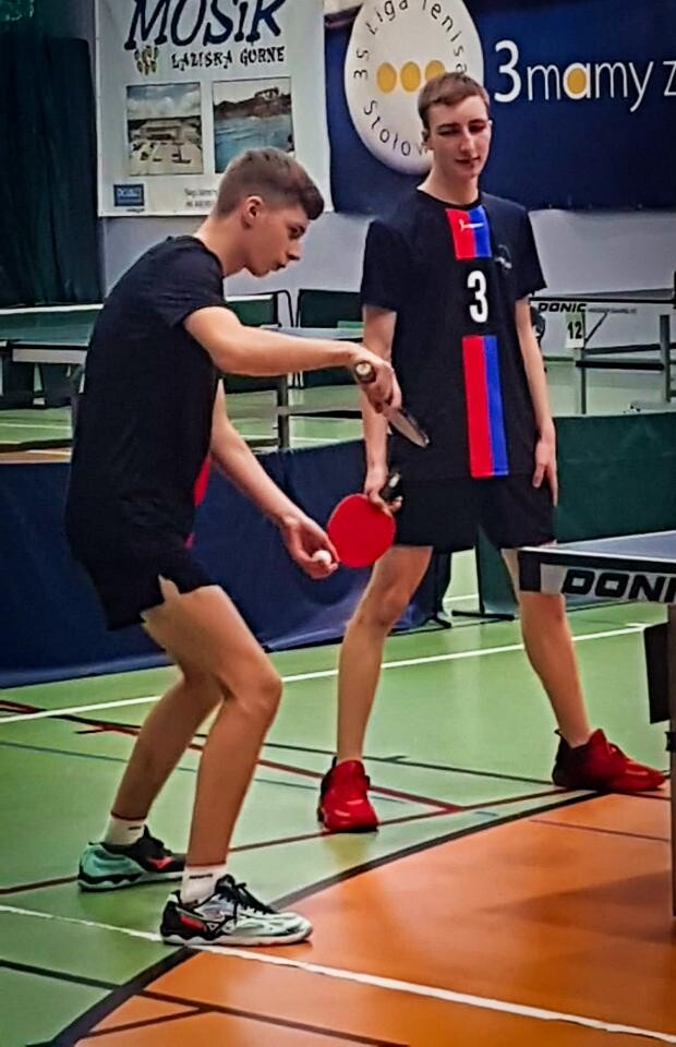 Reprezentanci mikołowskiej „Miarki” nie tylko pokazali wysoki poziom sportowy, ale także udowodnili, że sport to nie tylko rywalizacja, ale również postawa fair play i dobra zabawa / fot. I LO w Mikołowie