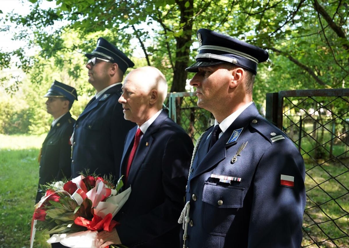 W piątkowych obchodach upamiętniających to wydarzenie uczestniczyli m.in. Starosta Mikołowski Mirosław Duży / fot. KPP Mikołów