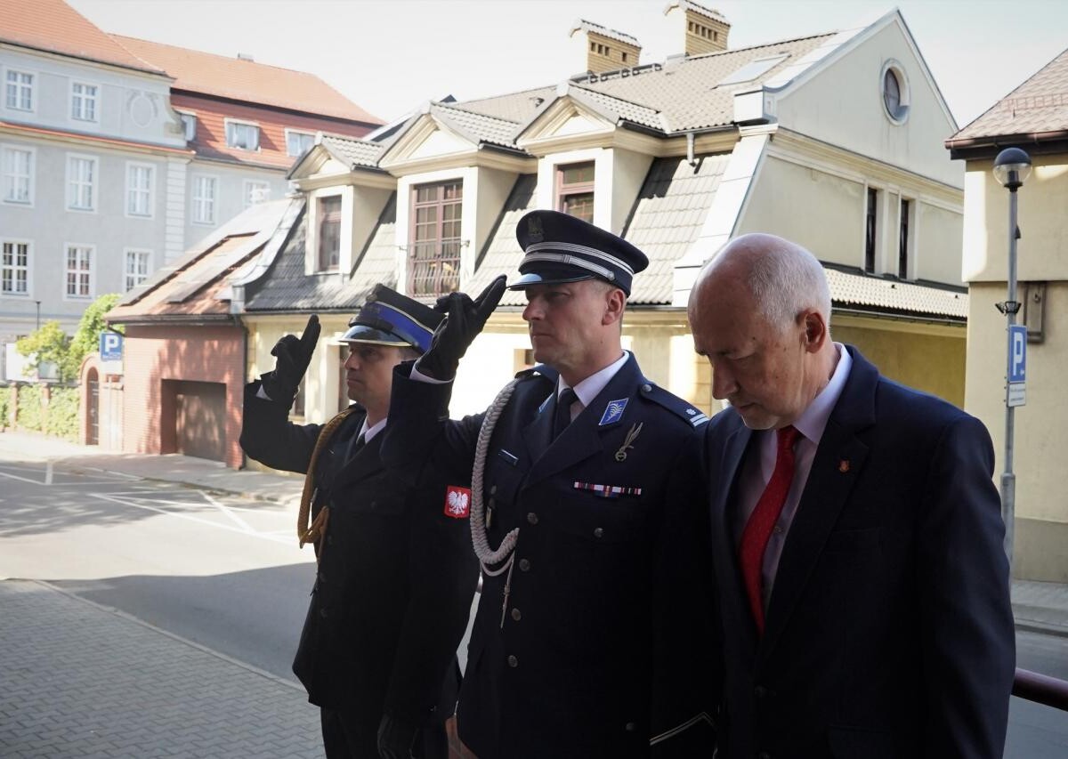W piątkowych obchodach upamiętniających to wydarzenie uczestniczyli m.in. Starosta Mikołowski Mirosław Duży / fot. KPP Mikołów