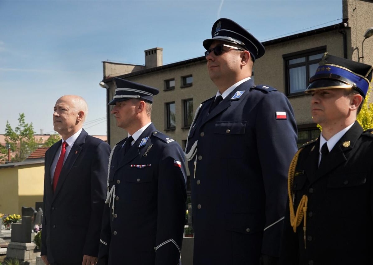 W piątkowych obchodach upamiętniających to wydarzenie uczestniczyli m.in. Starosta Mikołowski Mirosław Duży / fot. KPP Mikołów