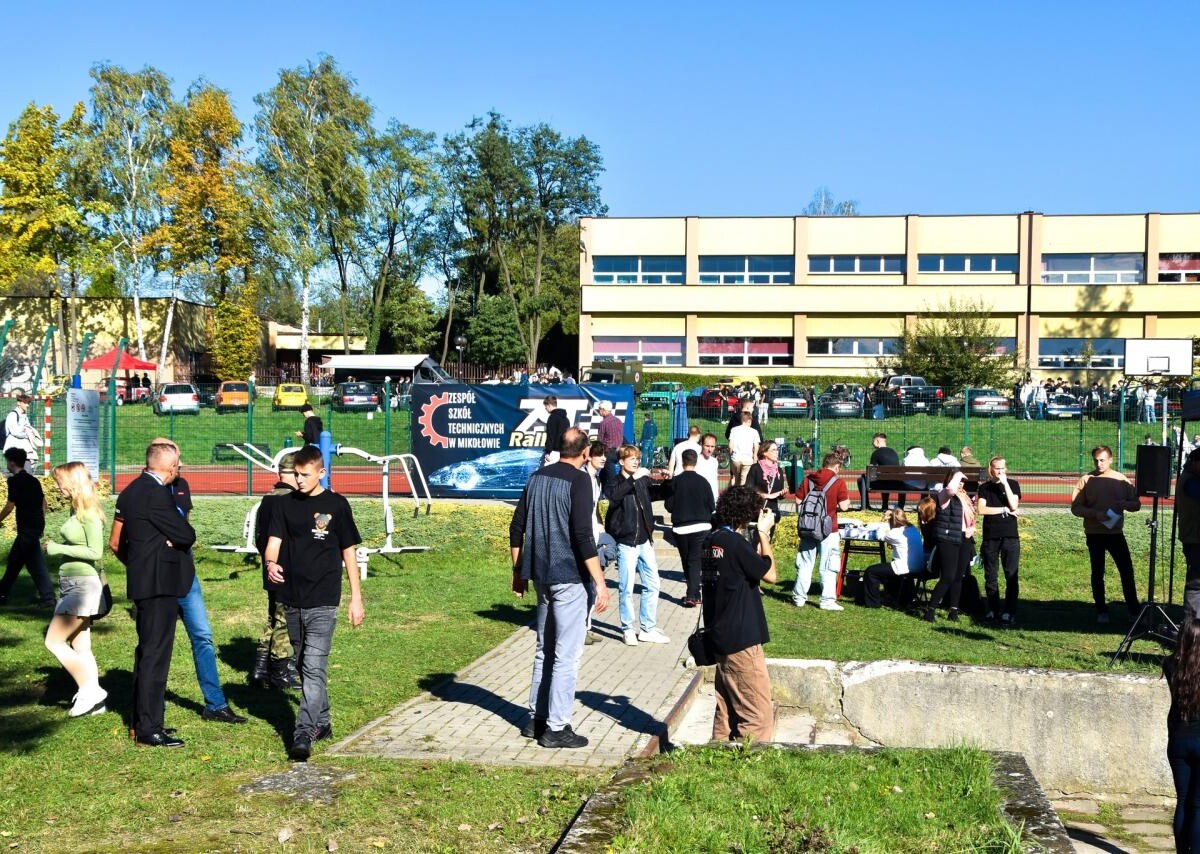Piknik Motoryzacyjny w ZST Mikołów – 100-lecie szkolnictwa zawodowego z atrakcjami motoryzacyjnymi / fot. Aktualności Powiatu Mikołowskiego FB