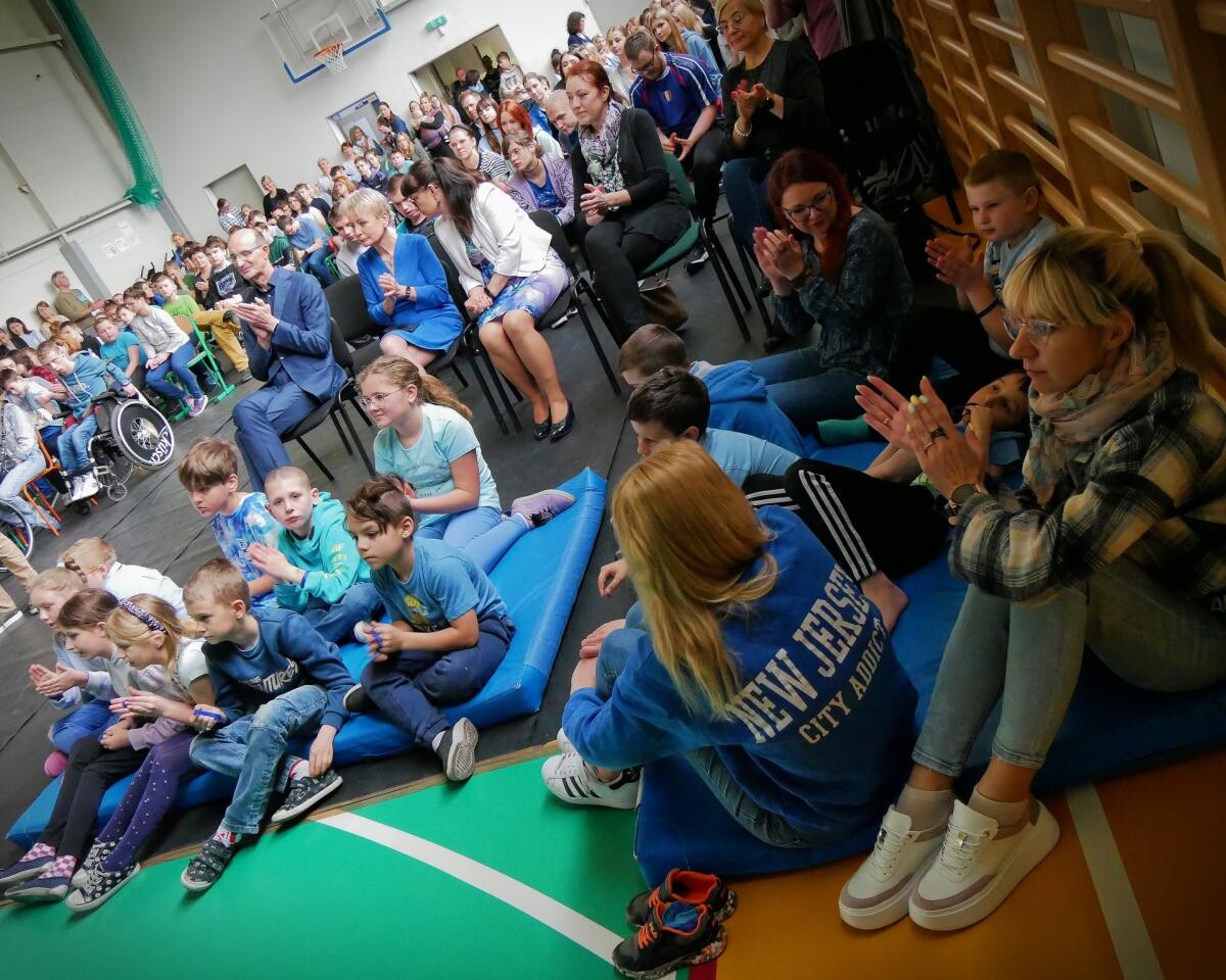 Wczoraj w Zespole Szkół nr 2 Specjalnych im. Marii Grzegorzewskiej w Mikołowie zorganizowano muzyczne wydarzenie, mające na celu uświadomienie społeczeństwu czym jest autyzm oraz zapewnienie wspólnej zabawy / fot. Aktualności Powiatu Mikołowskiego