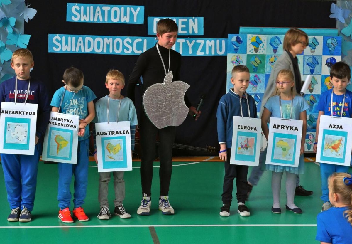 Wczoraj w Zespole Szkół nr 2 Specjalnych im. Marii Grzegorzewskiej w Mikołowie zorganizowano muzyczne wydarzenie, mające na celu uświadomienie społeczeństwu czym jest autyzm oraz zapewnienie wspólnej zabawy / fot. Aktualności Powiatu Mikołowskiego