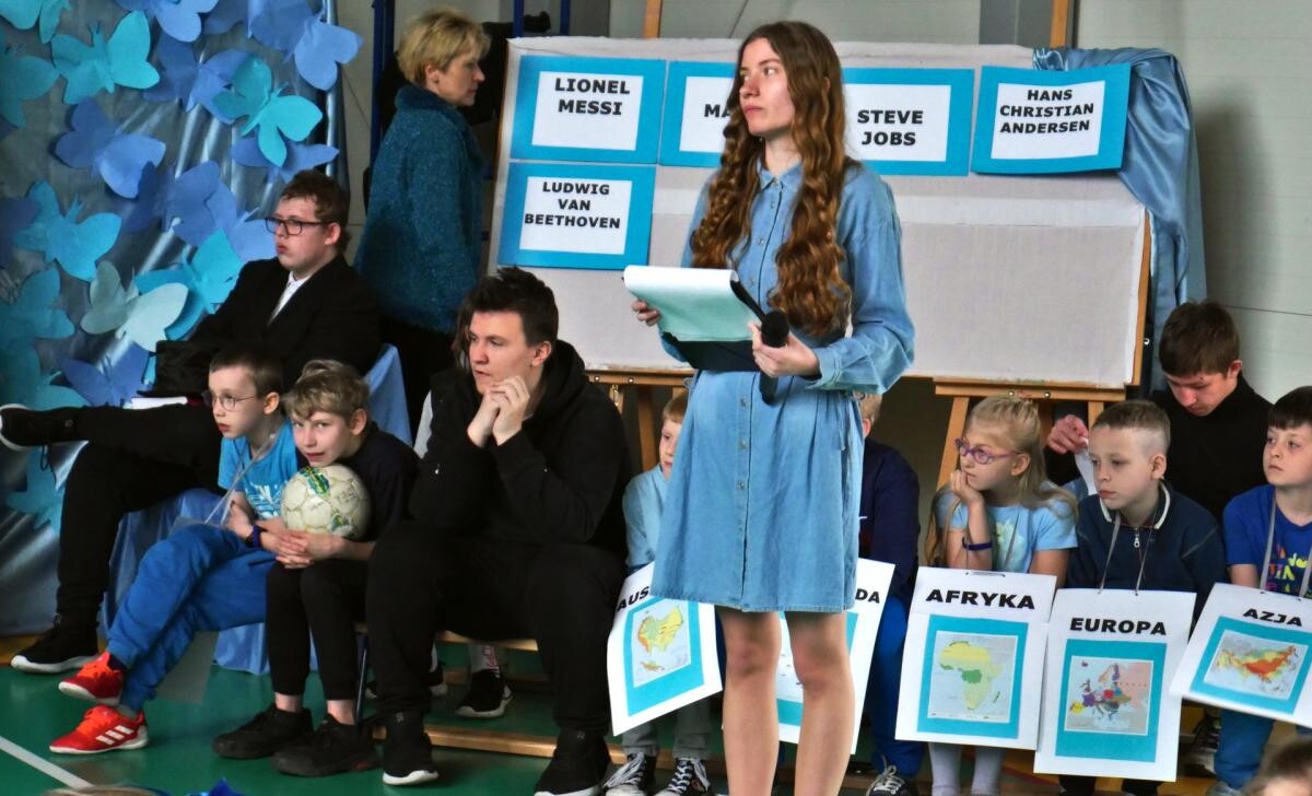 Wczoraj w Zespole Szkół nr 2 Specjalnych im. Marii Grzegorzewskiej w Mikołowie zorganizowano muzyczne wydarzenie, mające na celu uświadomienie społeczeństwu czym jest autyzm oraz zapewnienie wspólnej zabawy / fot. Aktualności Powiatu Mikołowskiego