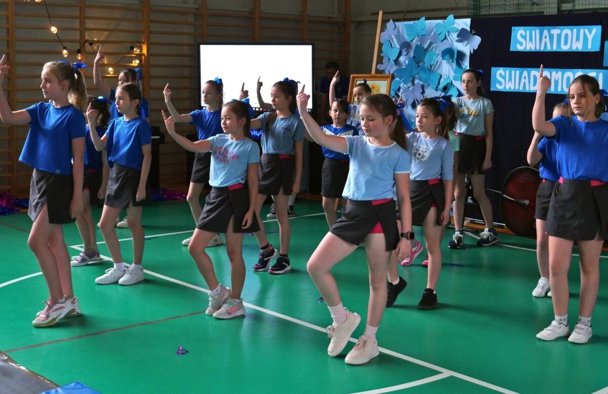 Wczoraj w Zespole Szkół nr 2 Specjalnych im. Marii Grzegorzewskiej w Mikołowie zorganizowano muzyczne wydarzenie, mające na celu uświadomienie społeczeństwu czym jest autyzm oraz zapewnienie wspólnej zabawy / fot. Aktualności Powiatu Mikołowskiego