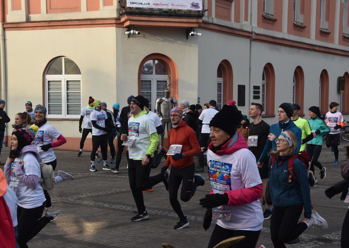 WOŚP zagrała w Powiecie Mikołowskim! Biegi, warsztaty i koncerty w Mikołowie i Łaziskach Górnych na rzecz dziecięcej onkologii i hematologii / fot. Aktualności Powiatu Mikołowskiego