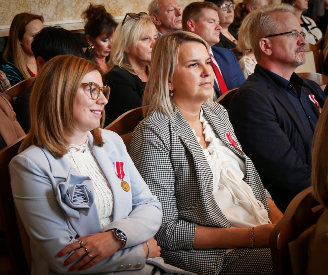 15 października w Sali Marmurowej Urzędu Wojewódzkiego w Katowicach odbyła się uroczystość wręczenia Medali Komisji Edukacji Narodowej oraz nagród Śląskiego Kuratora Oświaty / fot. Aktualności Powiatu Mikołowskiego