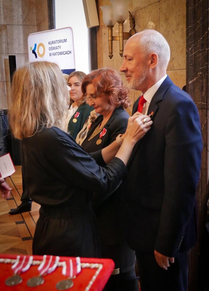 15 października w Sali Marmurowej Urzędu Wojewódzkiego w Katowicach odbyła się uroczystość wręczenia Medali Komisji Edukacji Narodowej oraz nagród Śląskiego Kuratora Oświaty / fot. Aktualności Powiatu Mikołowskiego