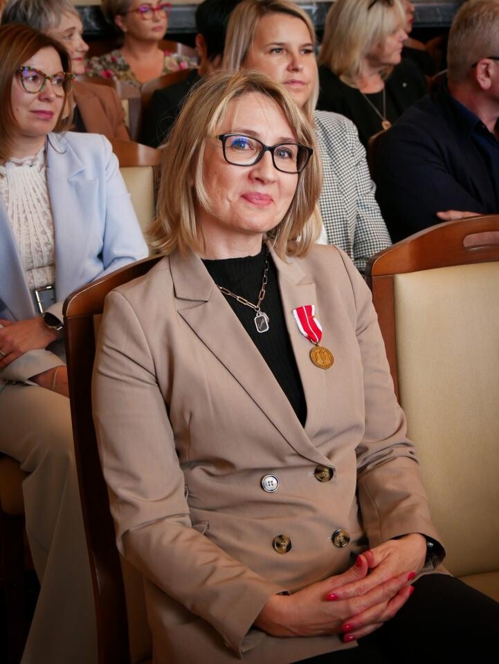 15 października w Sali Marmurowej Urzędu Wojewódzkiego w Katowicach odbyła się uroczystość wręczenia Medali Komisji Edukacji Narodowej oraz nagród Śląskiego Kuratora Oświaty / fot. Aktualności Powiatu Mikołowskiego
