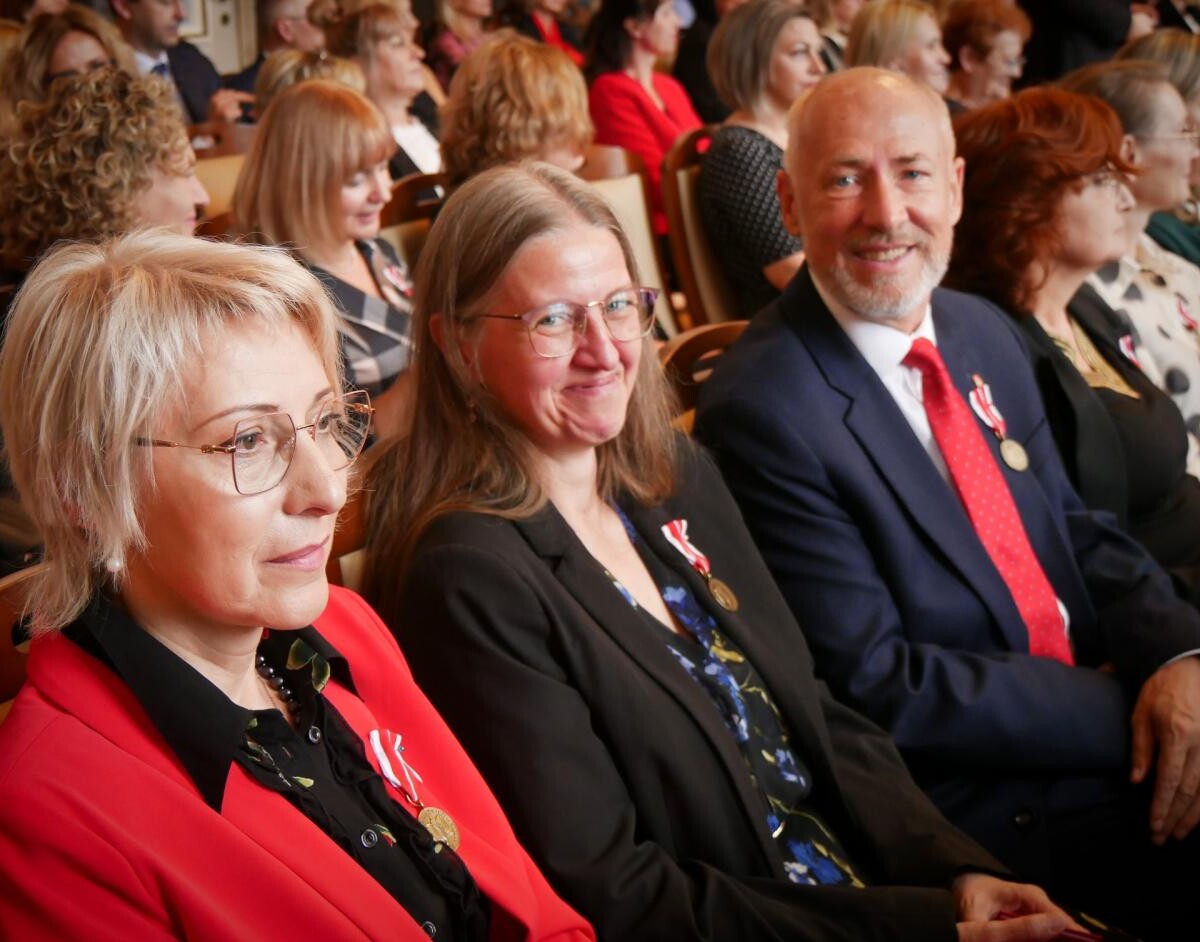 15 października w Sali Marmurowej Urzędu Wojewódzkiego w Katowicach odbyła się uroczystość wręczenia Medali Komisji Edukacji Narodowej oraz nagród Śląskiego Kuratora Oświaty / fot. Aktualności Powiatu Mikołowskiego