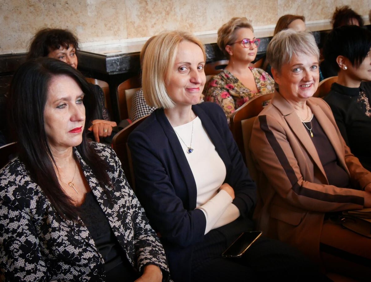 15 października w Sali Marmurowej Urzędu Wojewódzkiego w Katowicach odbyła się uroczystość wręczenia Medali Komisji Edukacji Narodowej oraz nagród Śląskiego Kuratora Oświaty / fot. Aktualności Powiatu Mikołowskiego
