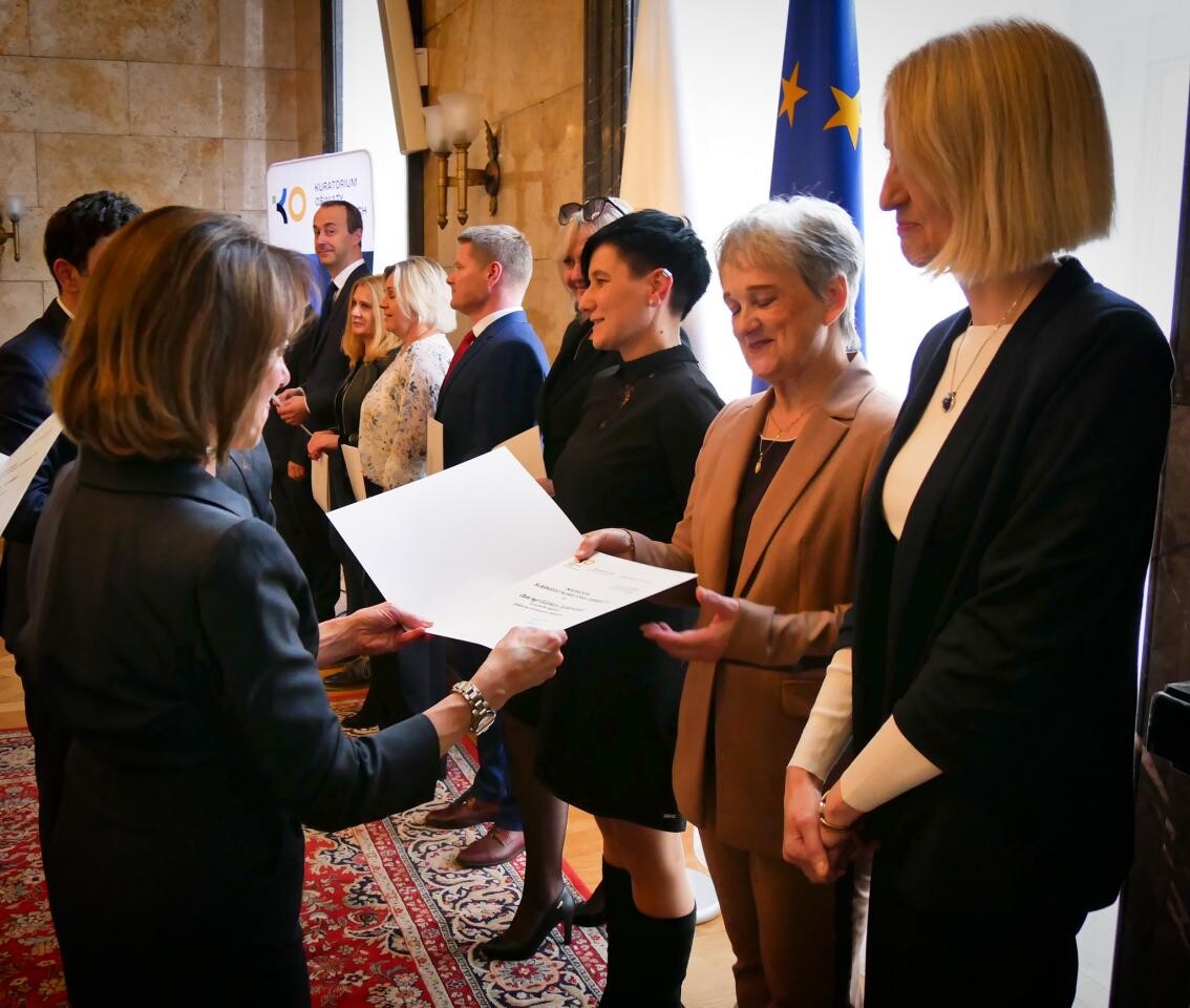 15 października w Sali Marmurowej Urzędu Wojewódzkiego w Katowicach odbyła się uroczystość wręczenia Medali Komisji Edukacji Narodowej oraz nagród Śląskiego Kuratora Oświaty / fot. Aktualności Powiatu Mikołowskiego