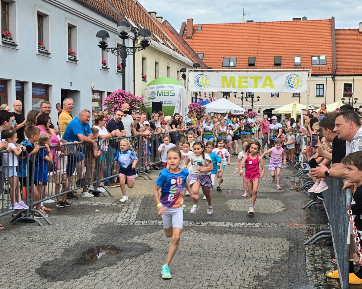 Ponad 240 dzieci pobiegło w jubileuszowej edycji „Biegatonek” w Mikołowie / fot. STS Biegaton Mikołów