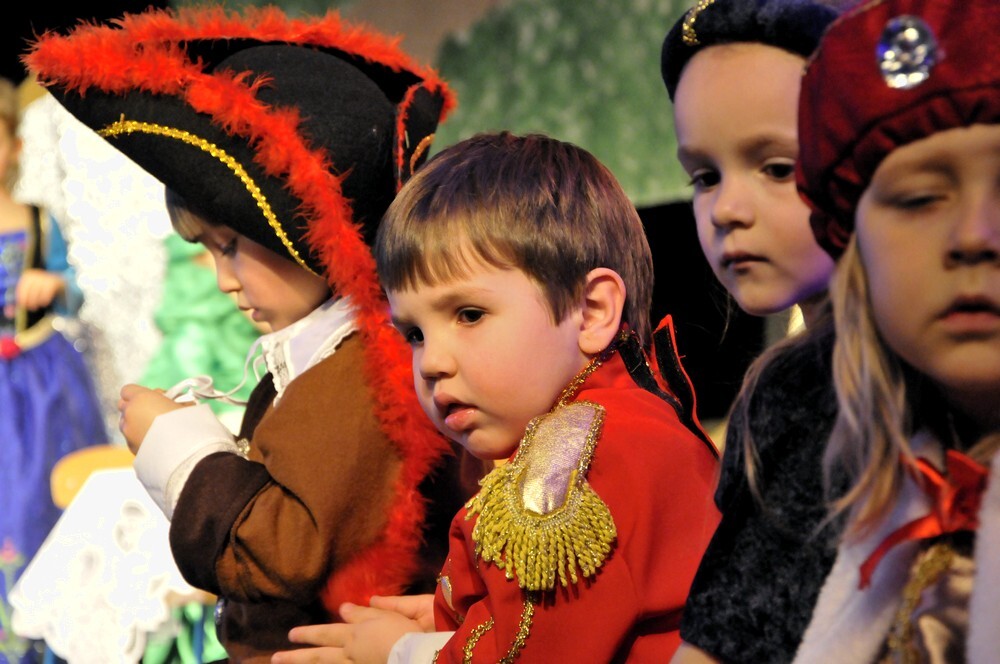W środę Przedszkole Zaczarowany Ogród obchodziło 10-lecie istnienia. Z tej okazji w Miejskim Domu Kultury w Mikołowie odbyło się fantastyczne, bo przygotowane przez wychowanków tego przedszkola, przedstawienie. Dzieci zaprezentowały spektakl na podstawie baśni „Kopciuszek”.