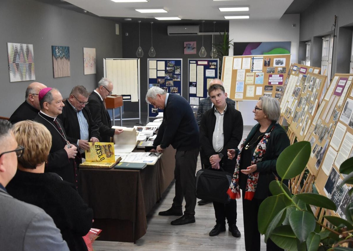 W piątek 18 października uroczyste obchody jubileuszu 100-lecia kształcenia zawodowego rozpoczęły się od mszy świętej, która odbyła się w kościele MNP Matki Zbawiciela / fot. Aktualności Powiatu Mikołowskiego FB