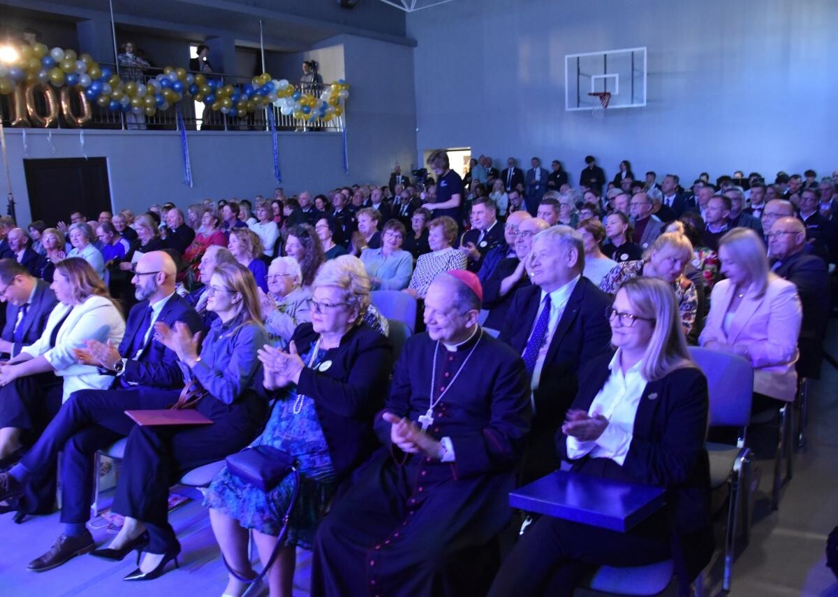 W piątek 18 października uroczyste obchody jubileuszu 100-lecia kształcenia zawodowego rozpoczęły się od mszy świętej, która odbyła się w kościele MNP Matki Zbawiciela / fot. Aktualności Powiatu Mikołowskiego FB