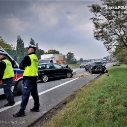 Czołowe zderzenie na DK44. Dwie osoby trafiły do szpitala