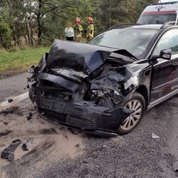 Czołowe zderzenie na DK44. Dwie osoby trafiły do szpitala