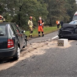 Czołowe zderzenie na DK44. Dwie osoby trafiły do szpitala