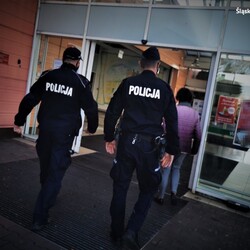 Policjanci sprawdzają przestrzeganie obostrzeń