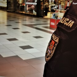 Policjanci sprawdzają przestrzeganie obostrzeń