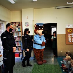 Policjanci na spotkaniu edukacyjnym w przedszkolu im. Czerwonego Kapturka