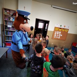 Policjanci na spotkaniu edukacyjnym w przedszkolu im. Czerwonego Kapturka