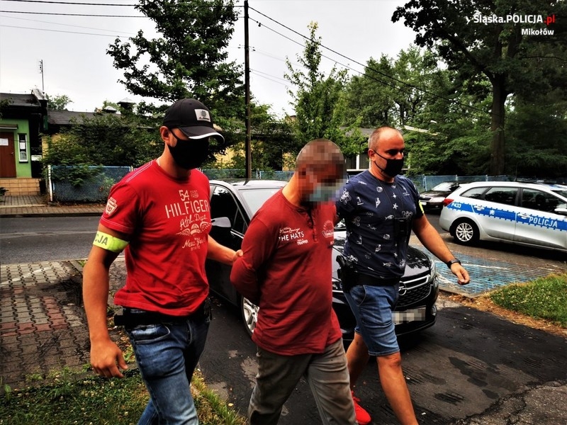 38-latek wpadł w szał i zaatakował policjantów
