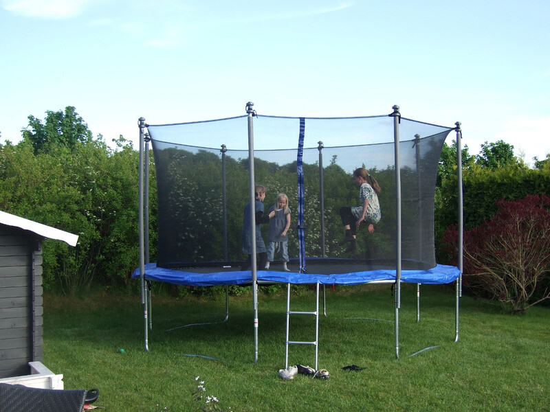 Bezpieczna zabawa na wysokościach. Jak wybrać i bezpiecznie używać trampoliny ogrodowej?