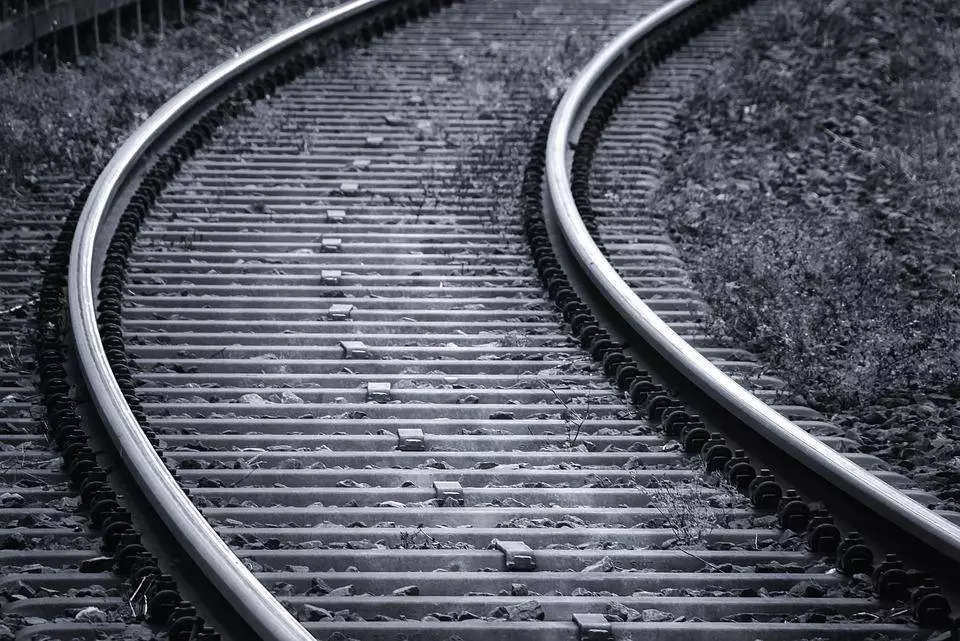 Bezpieczne i sprawne przejazdy pociągiem po nowym wiadukcie kolejowym / fot. Pixabay