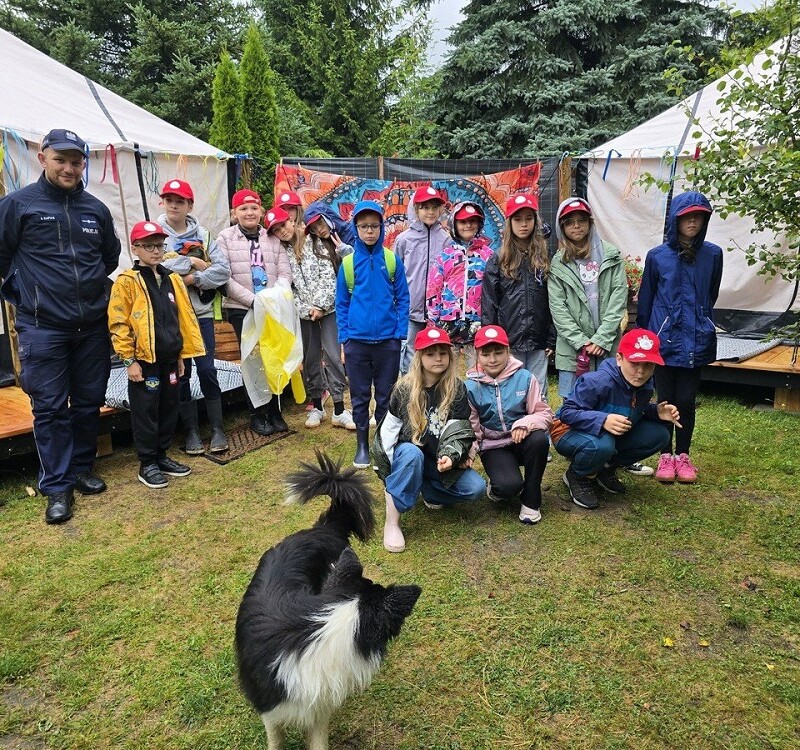 Bezpieczne wakacje w Mikołowie. Policjanci uczą najmłodszych, jak unikać zagrożeń [FOTO]