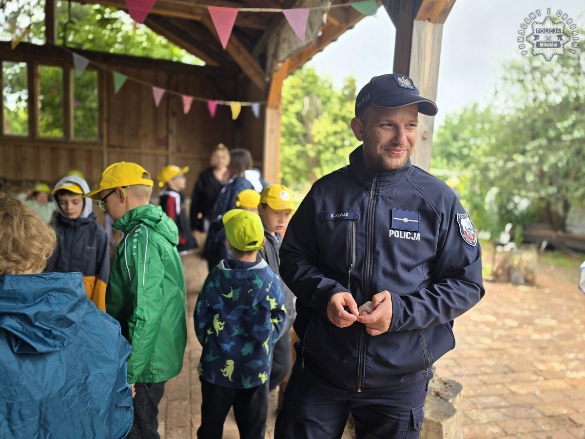 Mikołowscy policjanci spotykają się z dziećmi, by rozmawiać o bezpieczeństwie podczas wakacji / fot. KPP Mikołów