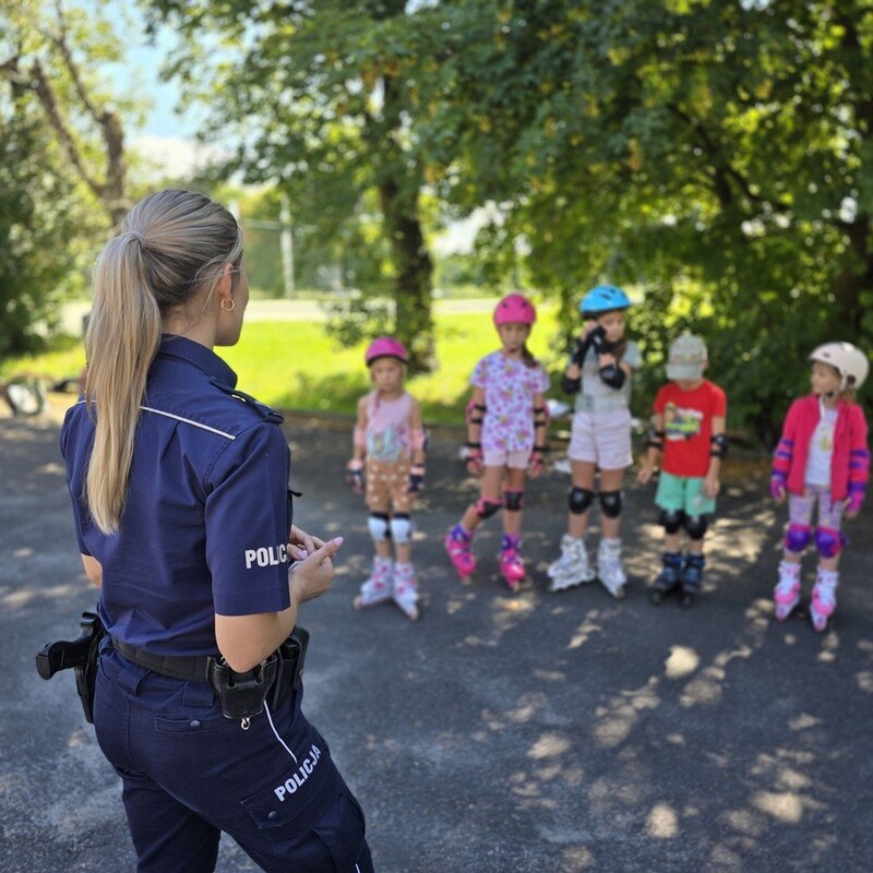 Bezpieczny skatepark: Mikołowscy policjanci uczą, jak jeździć bezpiecznie