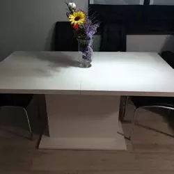 Biały stół do salonu