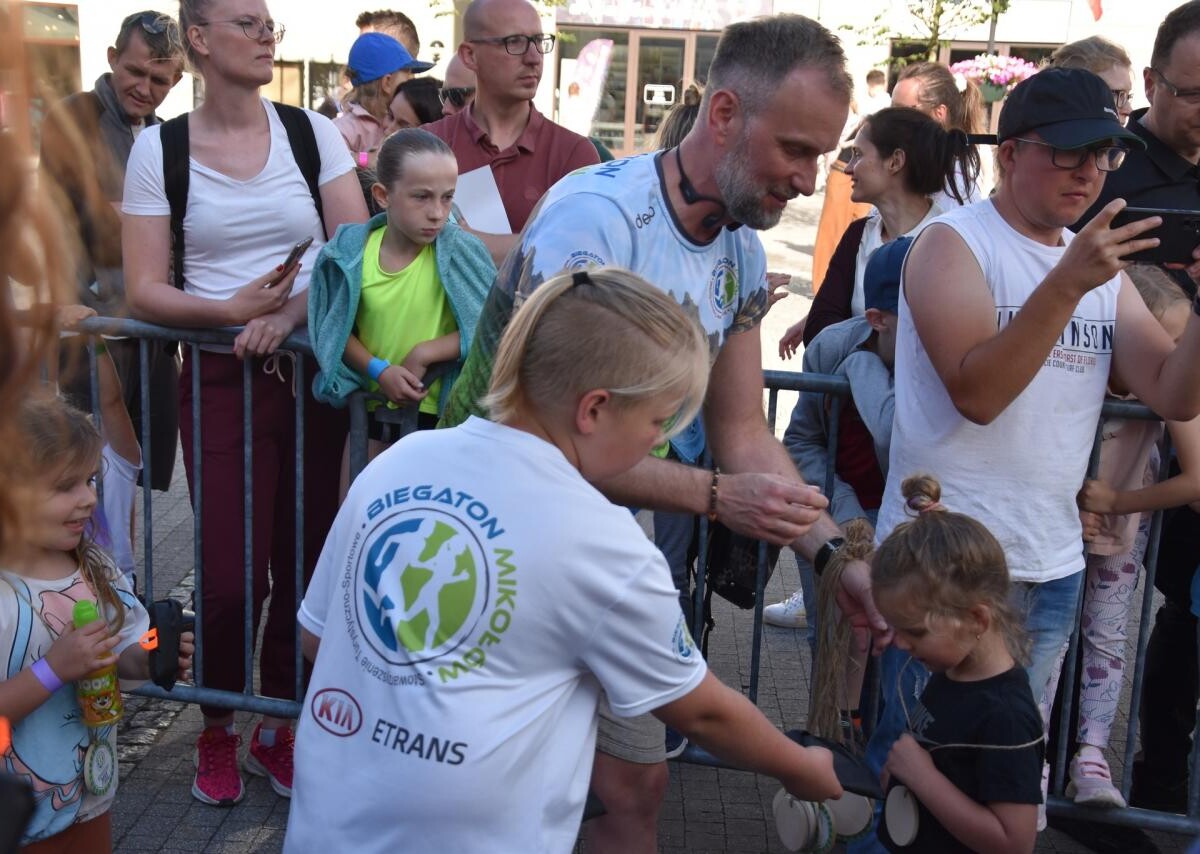 W miniony weekend na mikołowskim rynku odbyła się IX edycja Biegatonek na Start, przyciągając ponad 300 młodych biegaczy / fot. Aktualności Powiatu Mikołowskiego Fb