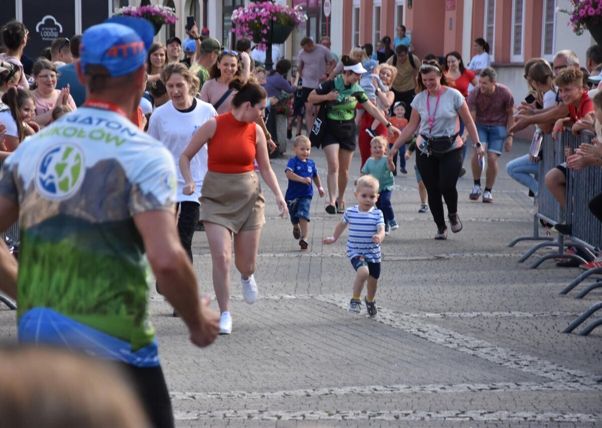 W miniony weekend na mikołowskim rynku odbyła się IX edycja Biegatonek na Start, przyciągając ponad 300 młodych biegaczy / fot. Aktualności Powiatu Mikołowskiego Fb