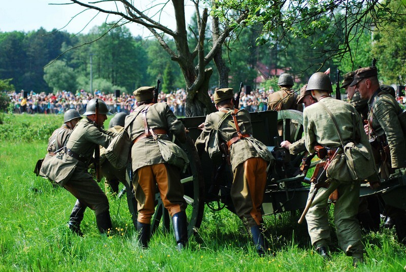 Jubileuszowa XV edycja "Bitwy Wyrskiej - Bój o Gostyń 2019" za nami. Odbyła się w sobotę, 25 maja 2019 roku w Gostyni, w gminie Wyry, w okolicy ulicy Tęczowej, czyli na historycznych polach znajdujących się w pobliżu Pomnika Pamięci Żołnierzy Września 1939 r.
