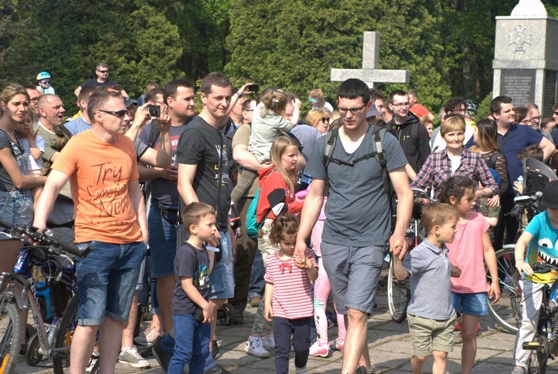 Jubileuszowa XV edycja "Bitwy Wyrskiej - Bój o Gostyń 2019" za nami. Odbyła się w sobotę, 25 maja 2019 roku w Gostyni, w gminie Wyry, w okolicy ulicy Tęczowej, czyli na historycznych polach znajdujących się w pobliżu Pomnika Pamięci Żołnierzy Września 1939 r.