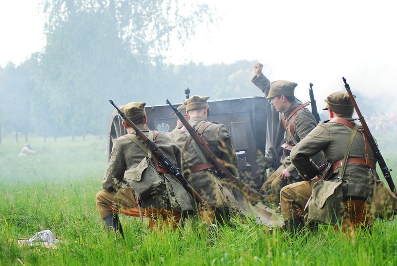 Jubileuszowa XV edycja "Bitwy Wyrskiej - Bój o Gostyń 2019" za nami. Odbyła się w sobotę, 25 maja 2019 roku w Gostyni, w gminie Wyry, w okolicy ulicy Tęczowej, czyli na historycznych polach znajdujących się w pobliżu Pomnika Pamięci Żołnierzy Września 1939 r.
