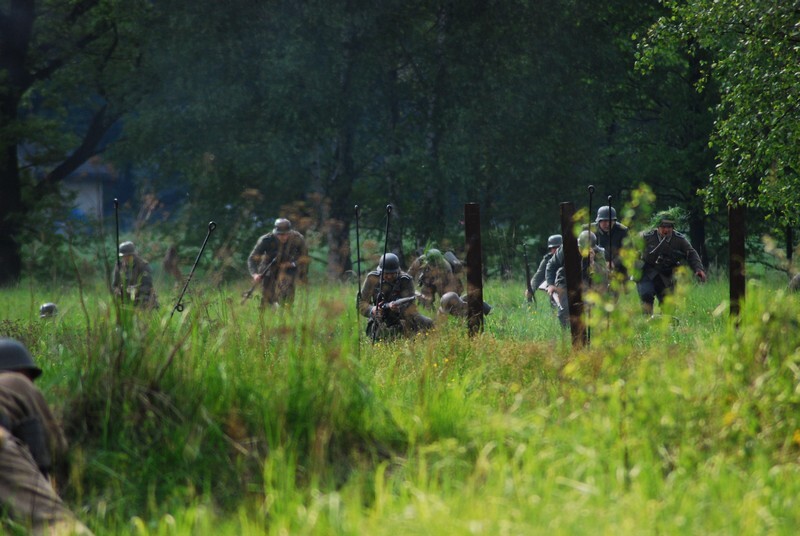 Jubileuszowa XV edycja "Bitwy Wyrskiej - Bój o Gostyń 2019" za nami. Odbyła się w sobotę, 25 maja 2019 roku w Gostyni, w gminie Wyry, w okolicy ulicy Tęczowej, czyli na historycznych polach znajdujących się w pobliżu Pomnika Pamięci Żołnierzy Września 1939 r.
