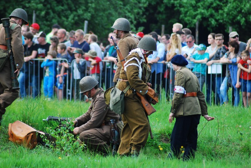 Jubileuszowa XV edycja "Bitwy Wyrskiej - Bój o Gostyń 2019" za nami. Odbyła się w sobotę, 25 maja 2019 roku w Gostyni, w gminie Wyry, w okolicy ulicy Tęczowej, czyli na historycznych polach w pobliżu Pomnika Pamięci Żołnierzy Września 1939 r.